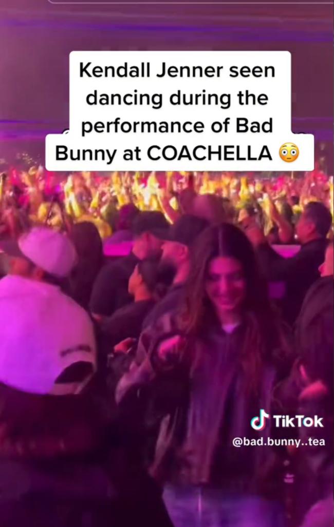 Kendall Jenner fue vista moviendo sus caderas mientras su rumoreado novio Bad Bunny actuaba en Coachella