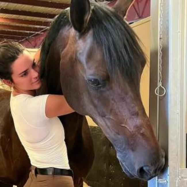 Kendall Jenner abraza a un caballo