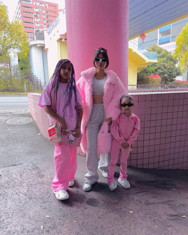 Kim Kardashian y sus hijas lucieron atuendos rosa chicle durante su visita a Tokio