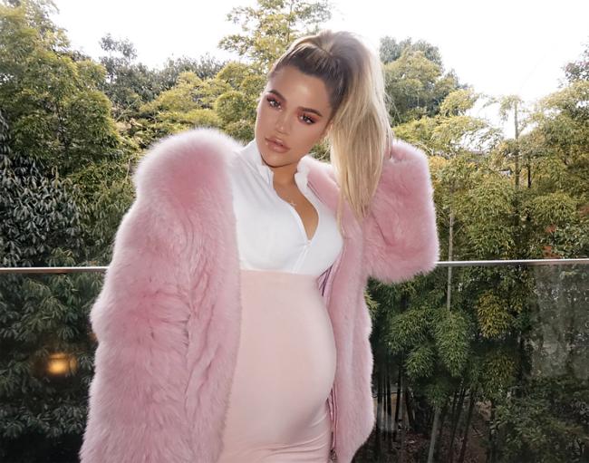 Khloe Kardashian uso una chaqueta de piel sintetica rosa pastel en su viaje a Japon en 2018