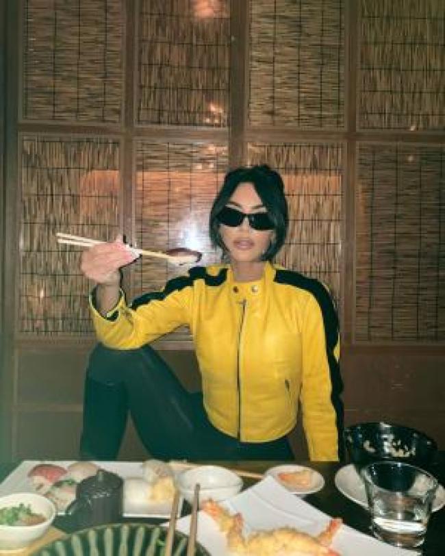 Kim Kardashian come sushi con chaqueta motera amarilla