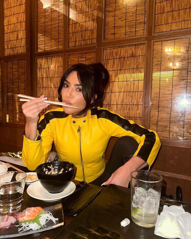 Ella comio sushi en la carga de las redes sociales