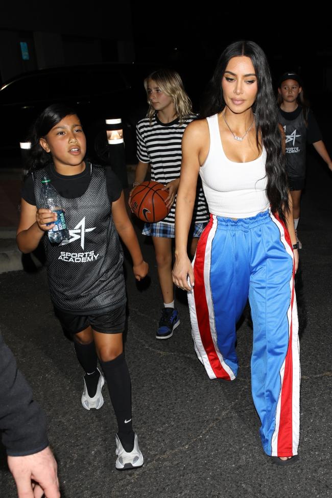 Durante el fin de semana Kardashian tambien fue fotografiada asistiendo al partido de baloncesto de su hija North West que incluyo un encuentro con su exesposo Kanye West