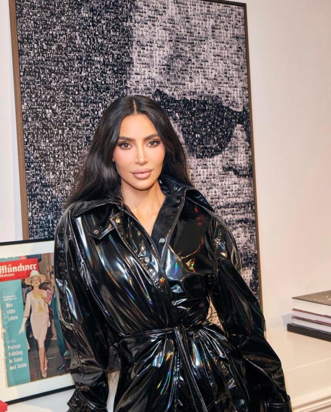 Kardashian lucio una trinchera brillante de Karl Lagerfeld