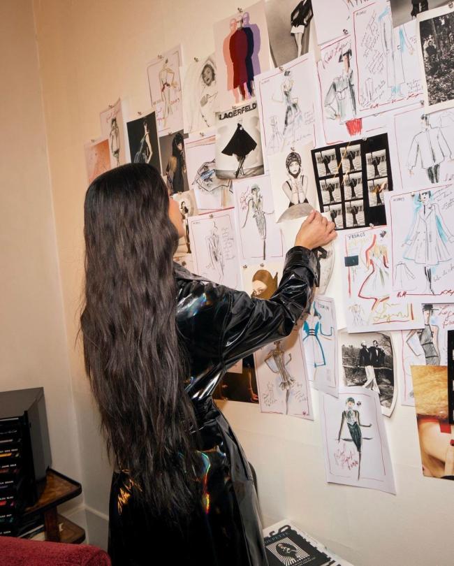 Kardashian vio bocetos de disenadores en la oficina parisina de Lagerfeld