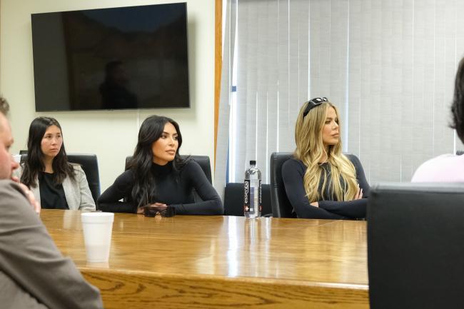 La hermana de Kim Khloe Kardashian tambien visito la prision estatal de California en Lancaster California