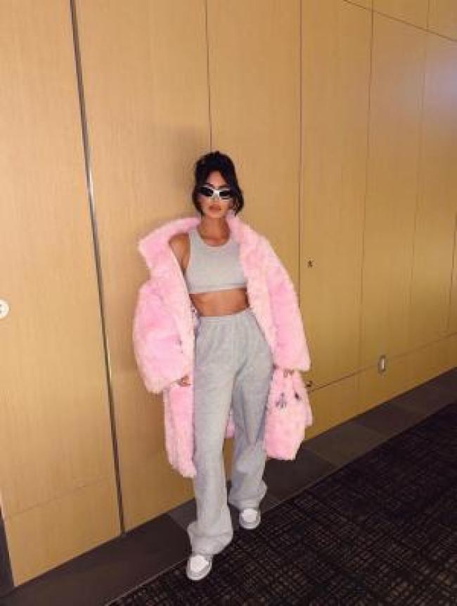 Kim Kardashian con abrigo rosa