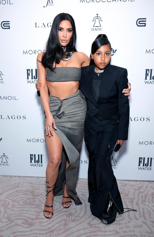 Kim Kardashian y su hija North West llegaron juntas a los Daily Front Row Fashion Awards