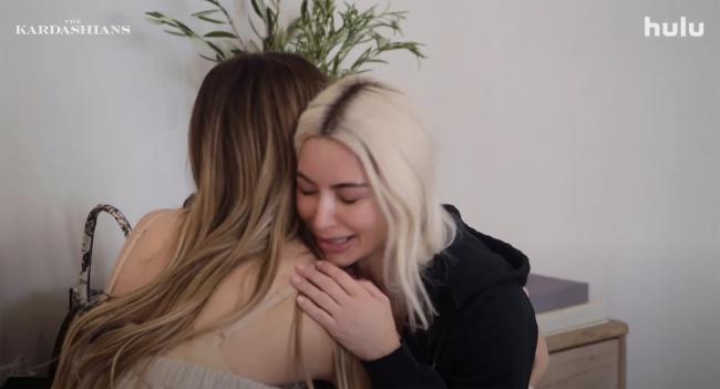 La hermana menor de Kim Khloe Kardashian la abraza mientras llora