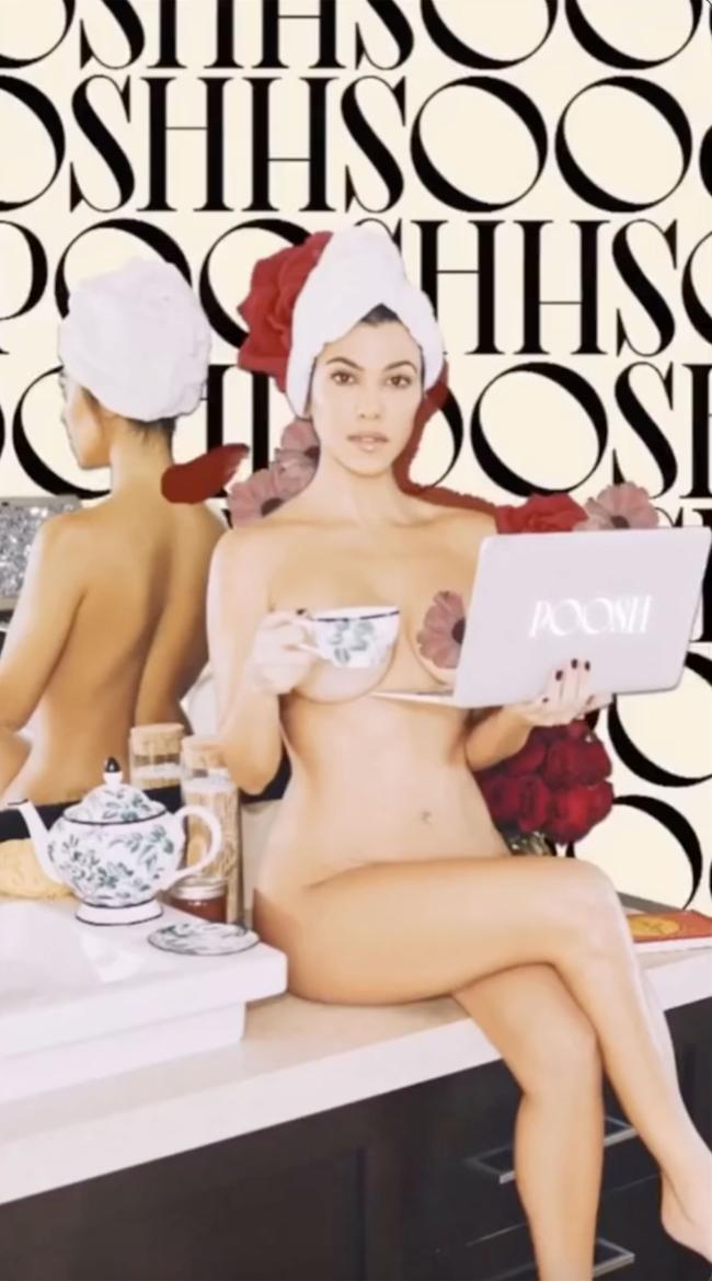 Kourtney Kardashian incluyo su sesion de desnudos provocando el lanzamiento de Poosh en un TikTok que celebra el aniversario de la marca