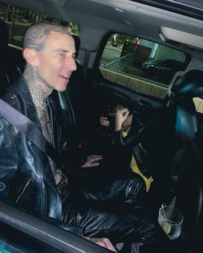 Travis Barker sentado junto a una Kourtney Kardashian vomitando