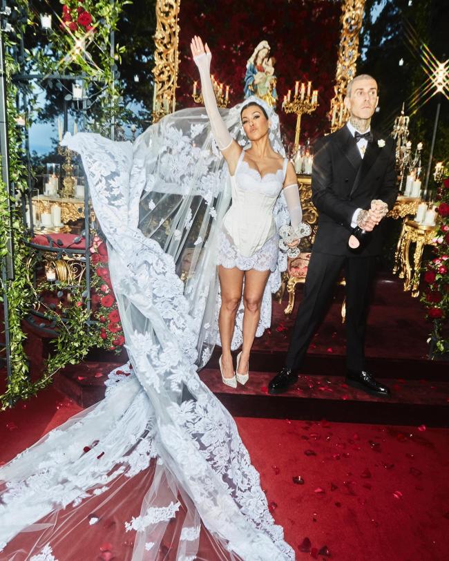 Kourtney Kardashian y Travis Barker estan compartiendo imagenes detras de escena de su boda italiana