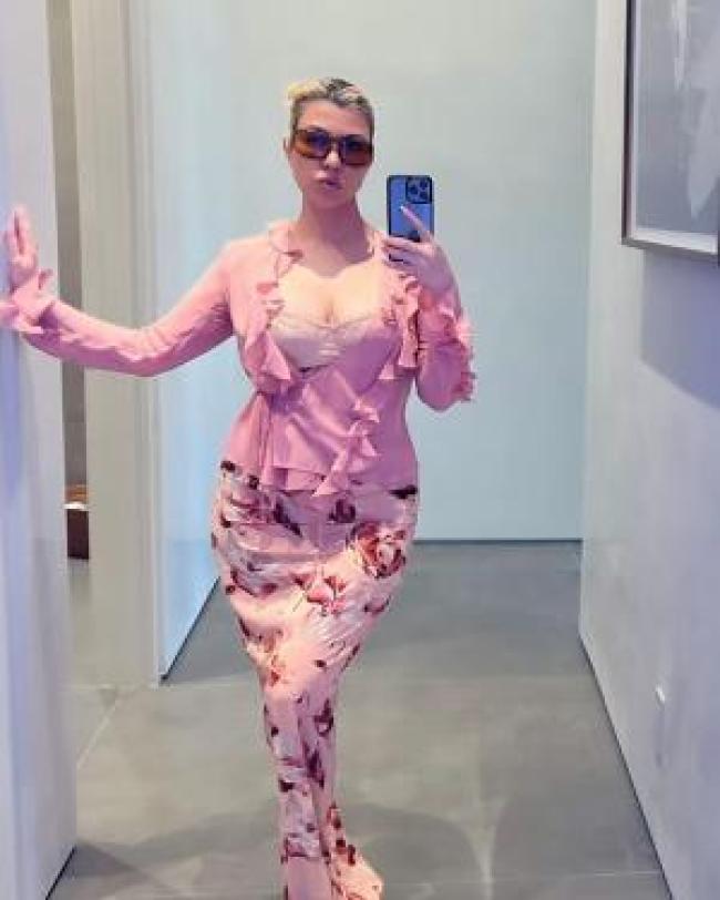 Kourtney Kardashian con un traje de Pascua completamente rosa