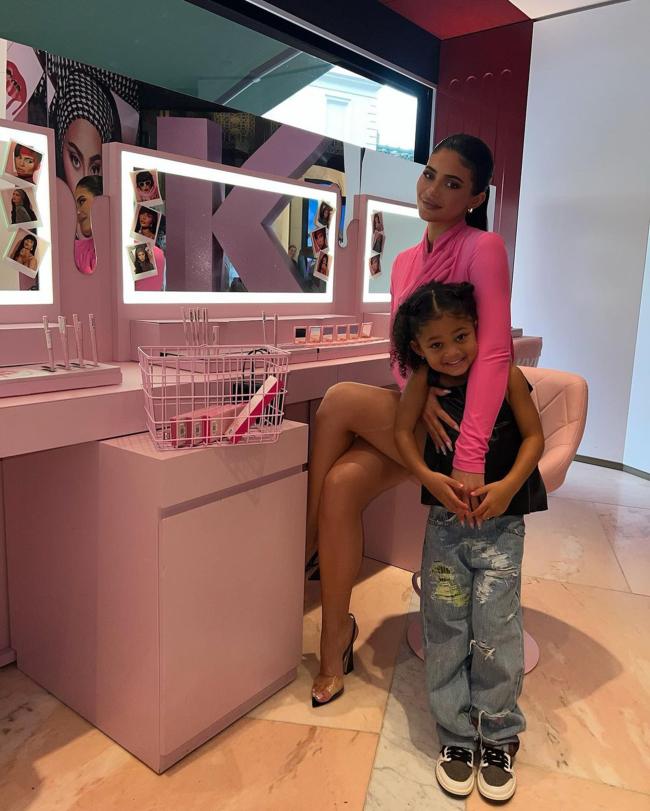 La fundadora de Kylie Cosmetics ha estado compartiendo mas y mas fotos de sus dos hijos