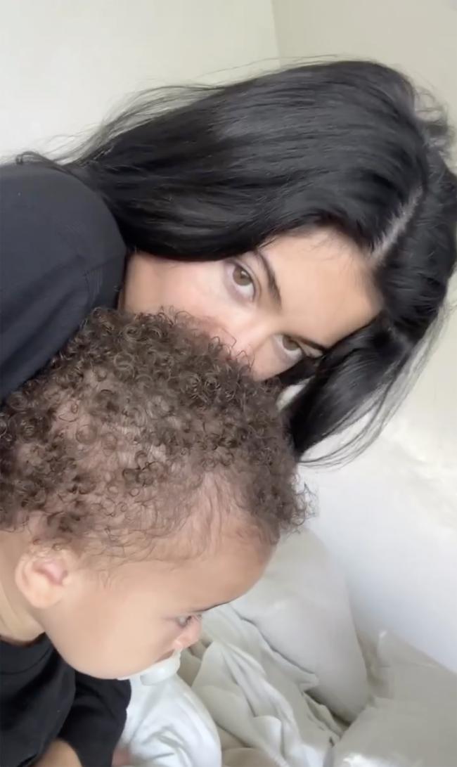 Jenner comparte a sus hijos con el rapero Travis Scott