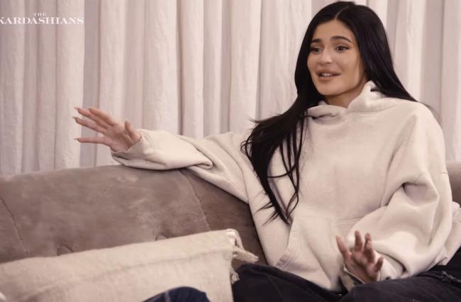 Kylie Jenner parece expresar su arrepentimiento por tener rellenos en el trailer de la temporada 3 de The Kardashians