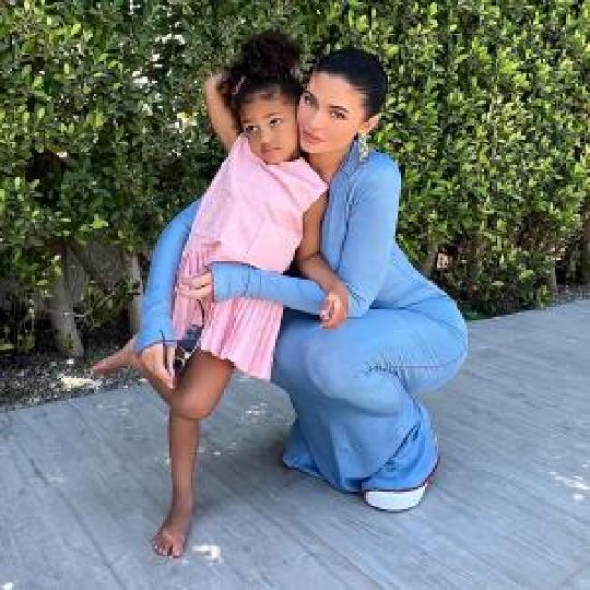 Kylie Jenner abraza a su hija Stormi