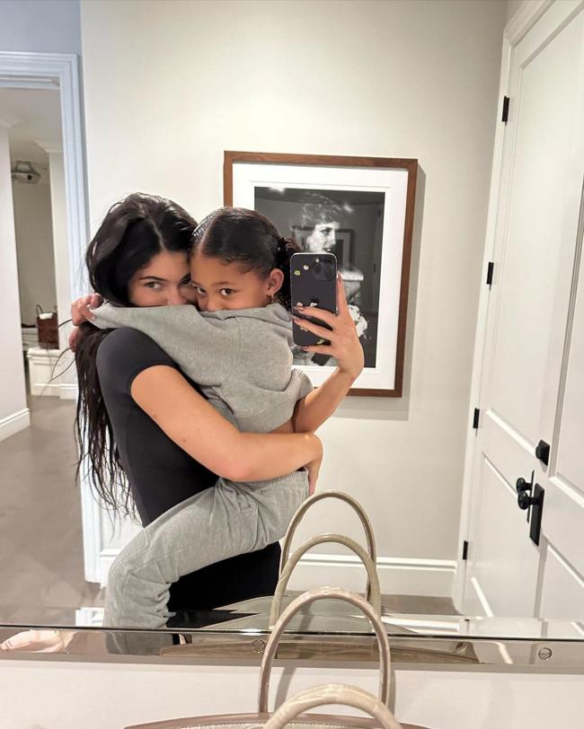 Jenner dio la bienvenida a su hija Stormi en febrero de 2018