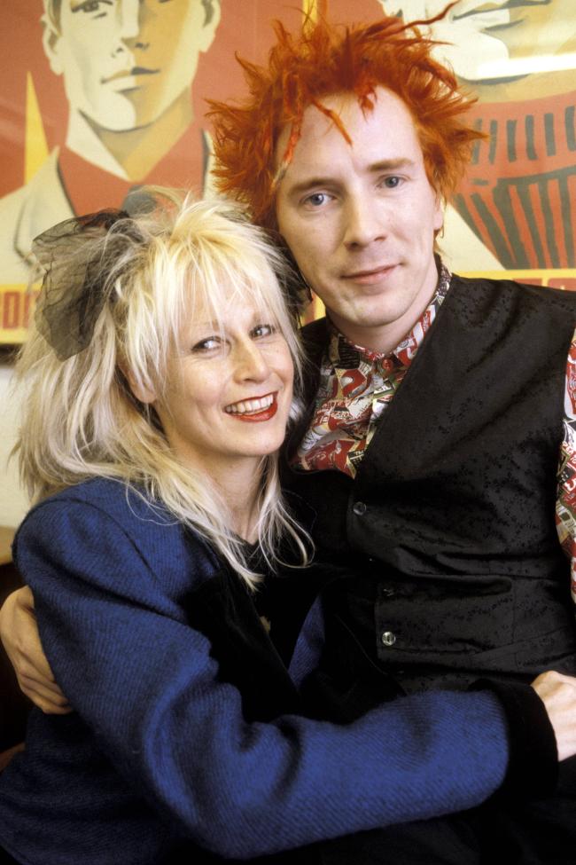 Forster conocio a Lydon en un famoso sex shop punk en Londres en 1975 Los dos se casaron solo cuatro anos despues y permanecieron juntos hasta su muerte