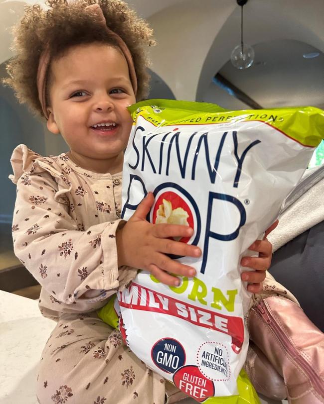 La futura mama compartio una foto de su hija Blaire sosteniendo una gran bolsa de palomitas de maiz