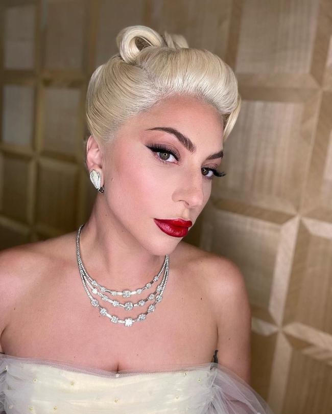 Gaga lucio una mirada glamorosa en la fiesta de los Oscar 2022 de Elton John