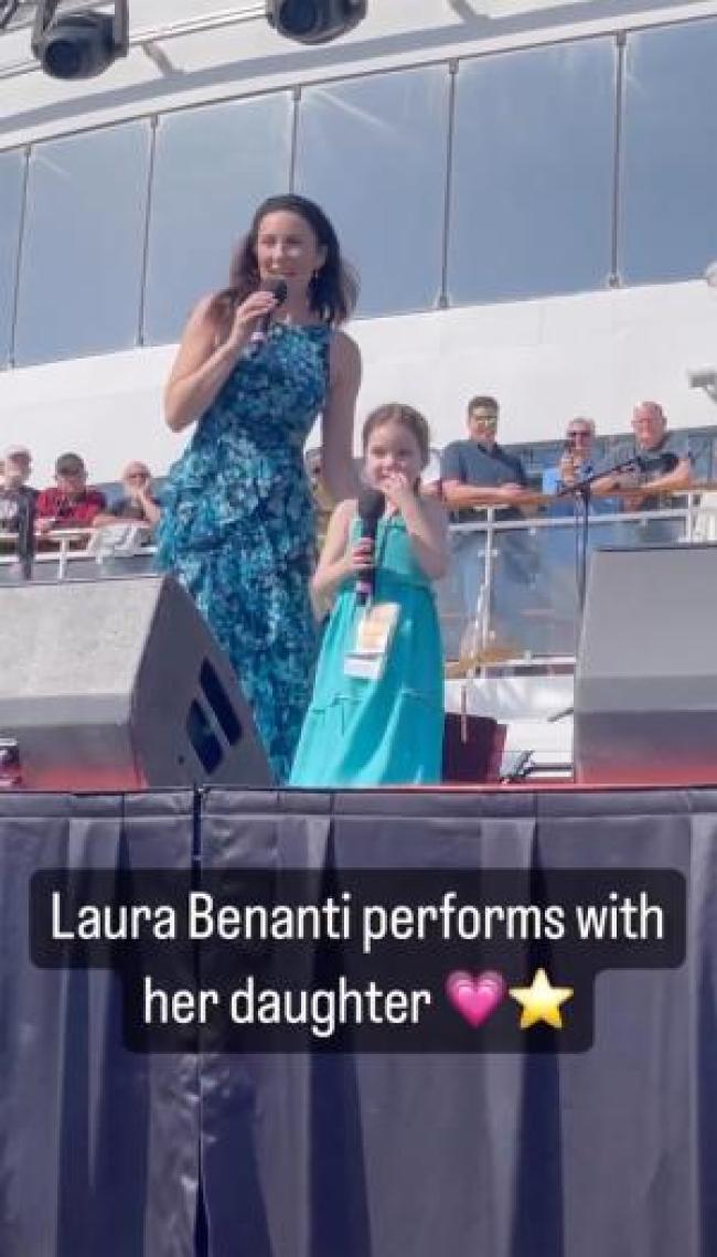 laura benanti actuando en el escenario con su hija mayor