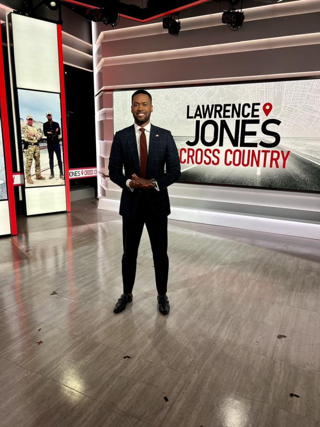 El presentador es el presentador de Lawrence Jones Cross Country en Fox News los sabados por la noche