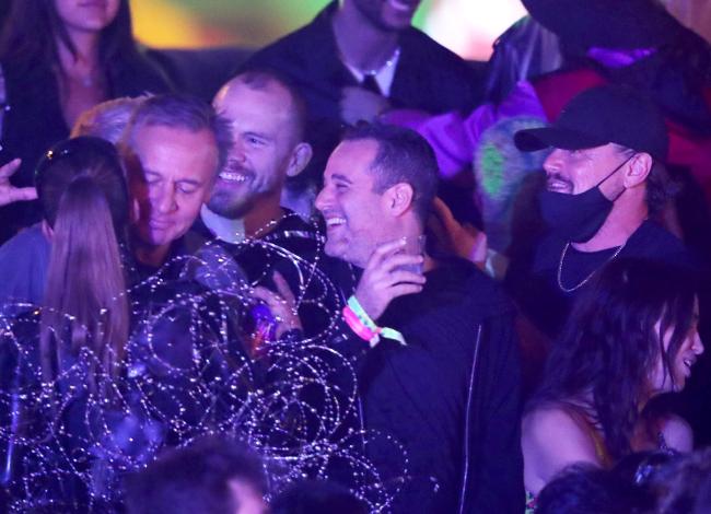 DiCaprio incluso se quito la mascara por un momento mientras estaba de fiesta con su grupo que tambien incluia a Stella Maxwell