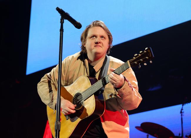 Lewis Capaldi dijo que dejara la musica si su sindrome de Tourette empeora