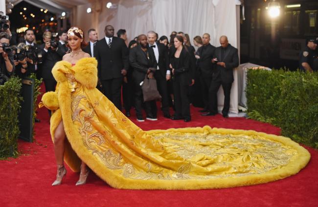 Rihanna asiste a la Met Gala es un vestido alucinante