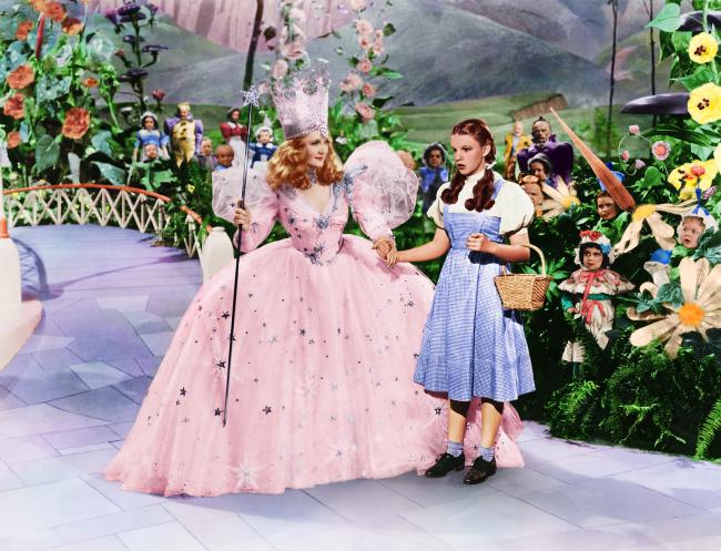 Los fanaticos comparan el vestido de Robbie con el famoso vestido de guinga de Dorothy