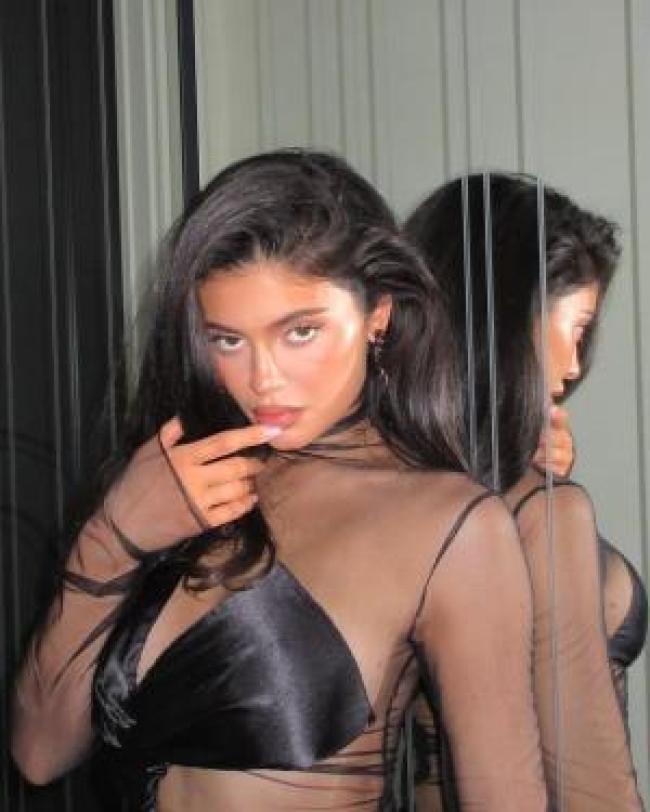 Kylie Jenner mirando seductoramente a la camara