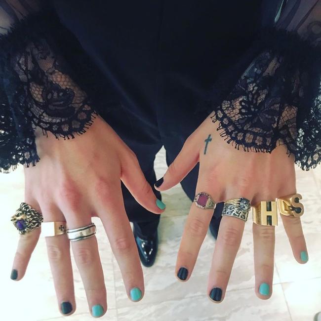Harry Styles combino sus caracteristicos anillos con la inicial de Gucci con esmalte colorido para la Met Gala 2019