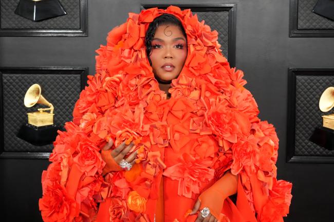 El look con capa de Lizzo estaba en plena floracion en los Grammy 2023