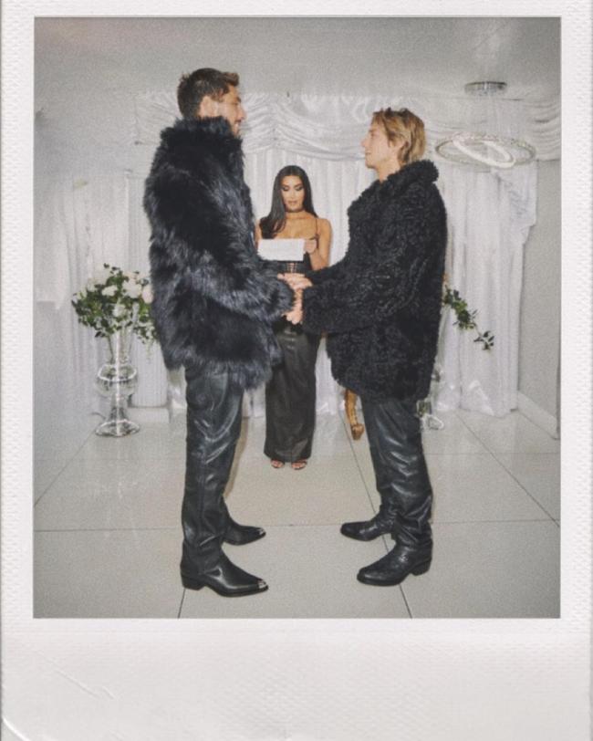 Kardashian oficio las nupcias con un escotado vestido de cuero