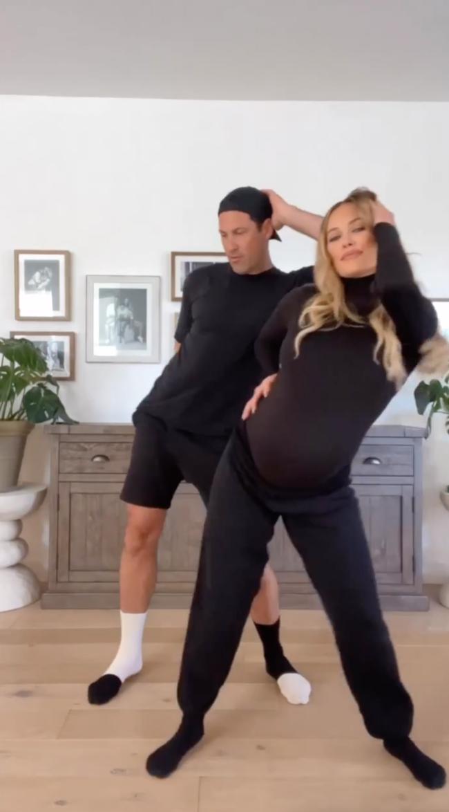 La pareja bailo mientras anunciaba que esperaban un bebe