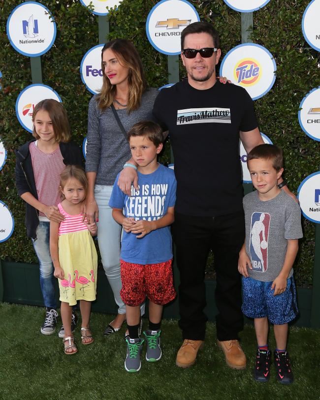 Mark Wahlberg Rhea Durham y sus hijos asisten al Dia de los Ninos Seguros presentado por Nationwide en The Lot el 26 de abril de 2015 en West Hollywood California