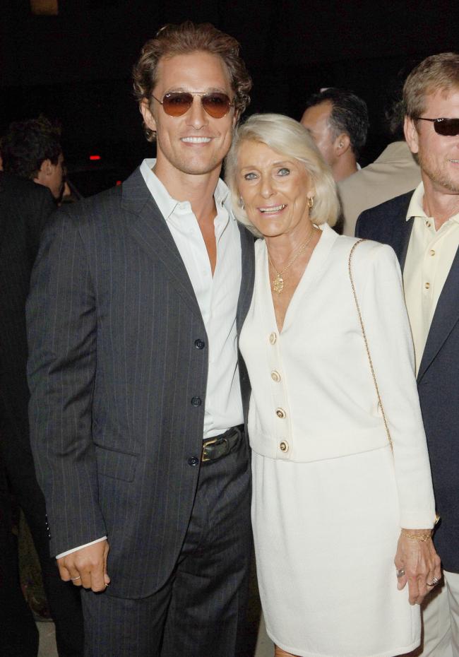 La mama de McConaughey espero hasta mas adelante en su vida para decirle que conocia al papa de Woody