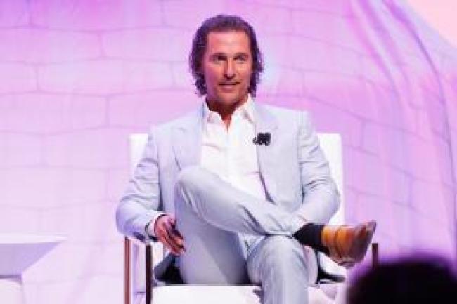 Matthew McConaughey se sienta en traje