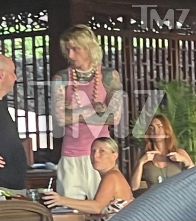 Megan Fox y Machine Gun Kelly fueron vistas cenando juntas en Hawai en medio de rumores de ruptura que se encendieron a principios de este ano