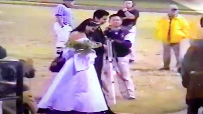 Meghan Markle uso una corona de reina del baile de bienvenida y un vestido de graduacion en un nuevo video de la escuela secundaria