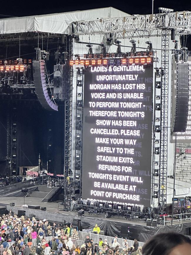 Un mensaje en pantalla en el estadio VaughtHemingway afirmaba que el cantante de country perdio la voz