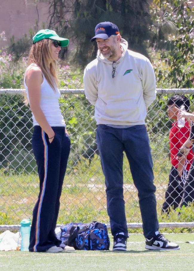 Olivia Wilde y Jason Sudeikis en un campo de futbol
