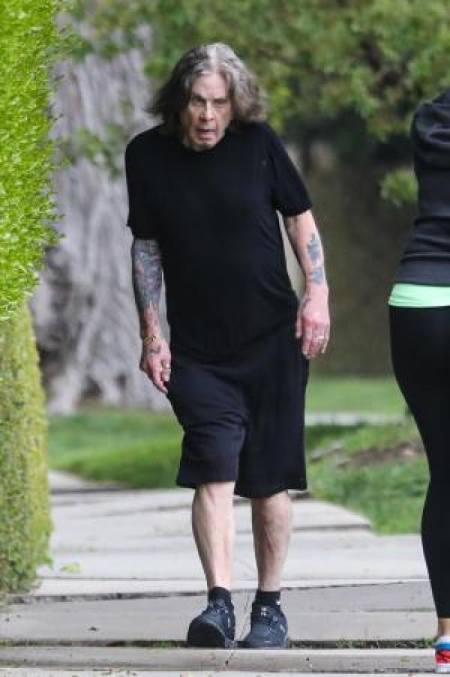 Ozzy Osbourne camina sin baston en traje negro