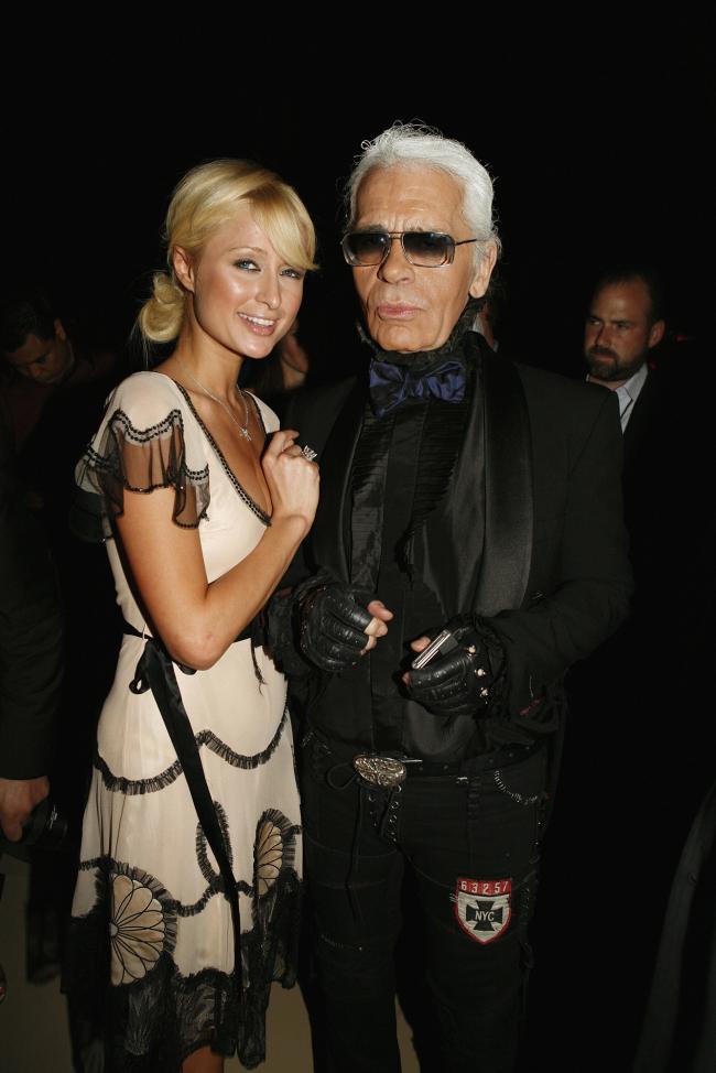 Hilton era amigo del director creativo de Chanel Karl Lagerfeld quien murio en 2019