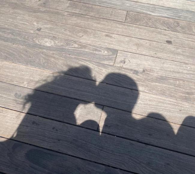 Porizkova compartio esta imagen de sombra con la leyenda El amor esta en el aire