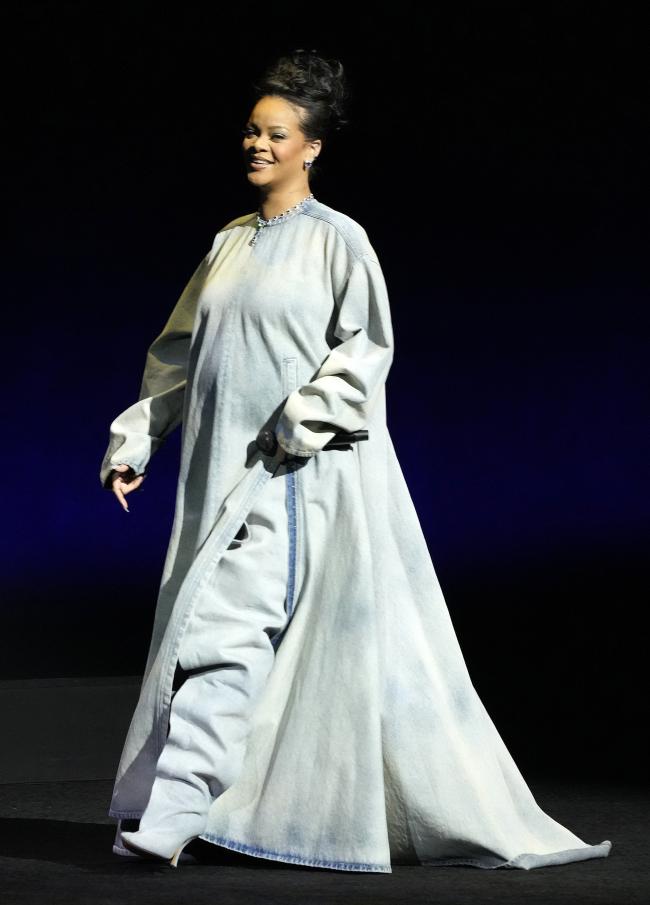 Rihanna revelo que esta embarazada del segundo bebe durante su actuacion en el medio tiempo del Super Bowl en febrero