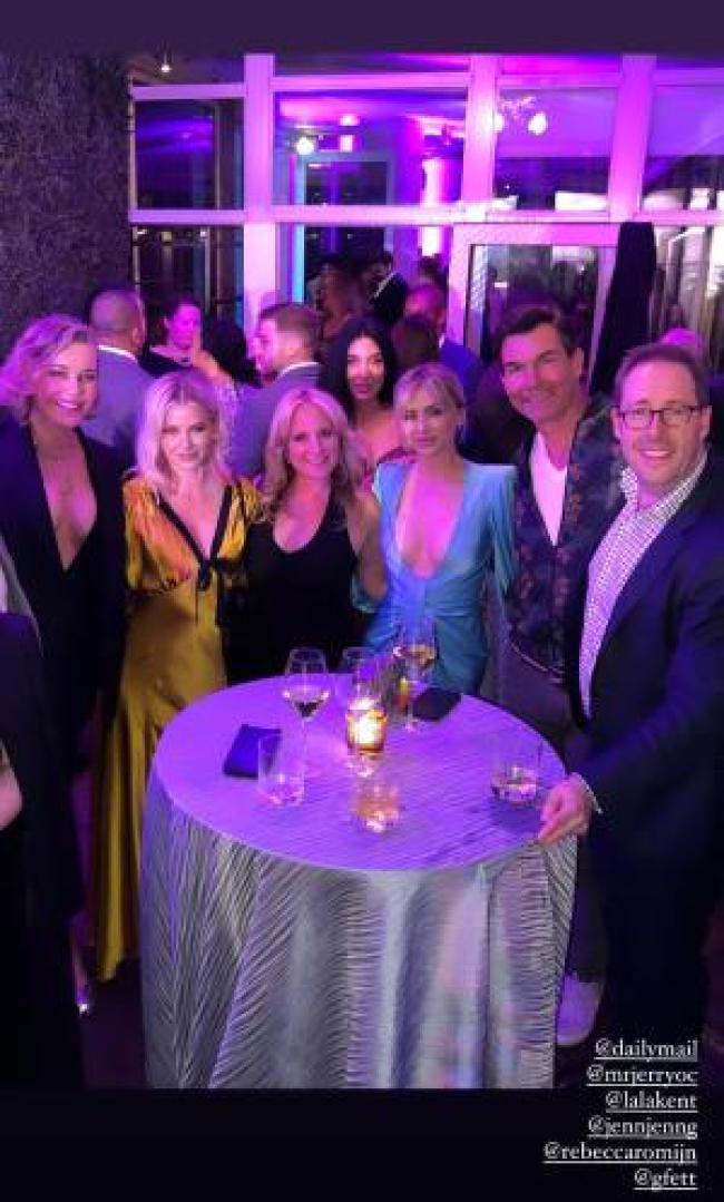 Ariana Madix posa con Lala Kent y otros en la Cena de la Asociacion de Corresponsales de la Casa Blanca