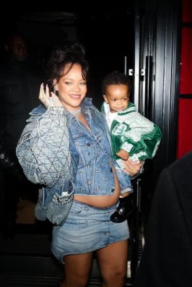 Rihanna cargando a su hijo