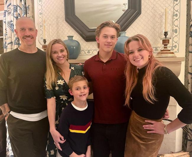 Witherspoon comparte un hijo con Toth y dos hijos mayores con su primer marido